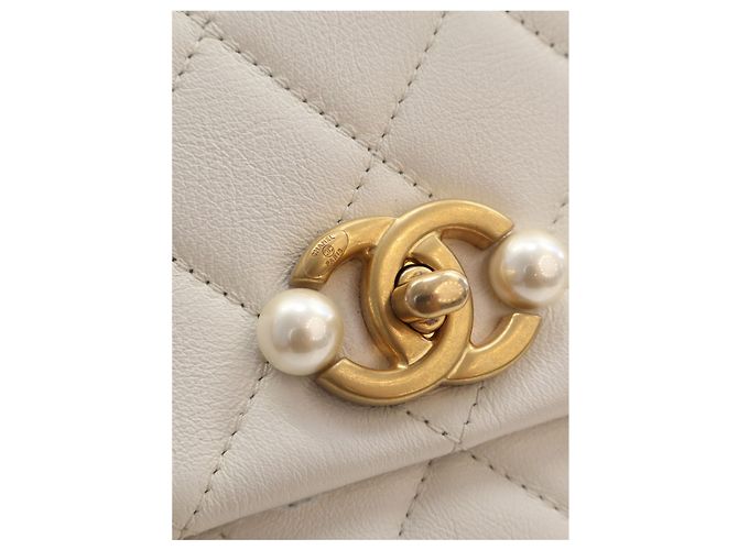 Chanel White Mini Quilted Glazed Calfskin Pearl Side Flap - vista 4