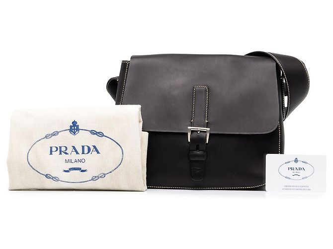 Sac messager Prada en cuir de veau noir avec boucle - vue 7