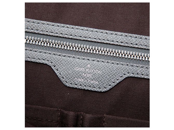 Louis Vuitton Gray Taiga Vassili PM - Ansicht 5