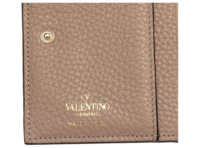 Cartera compacta Rockstud Valentino de piel de becerro granulada marrón - vista 5