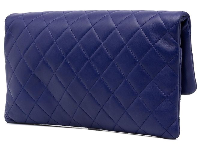 Clutch de dobra Chanel Blue CC em pele de cordeiro acolchoada - vista 2