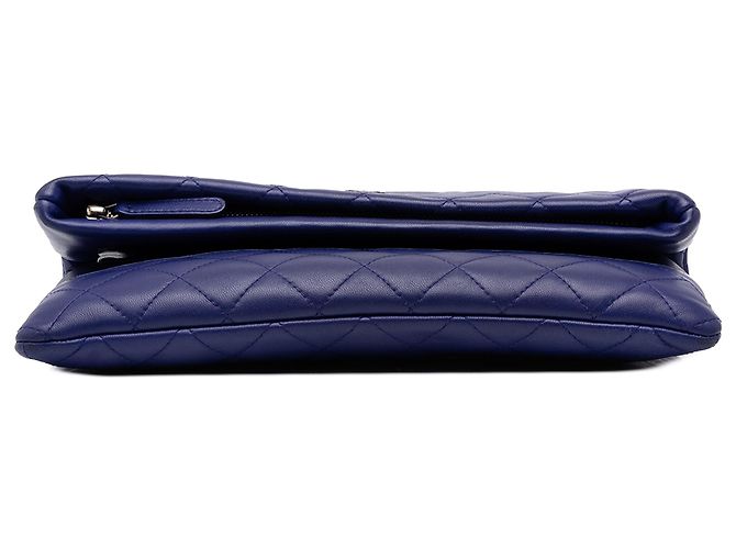 Clutch de dobra Chanel Blue CC em pele de cordeiro acolchoada - vista 3