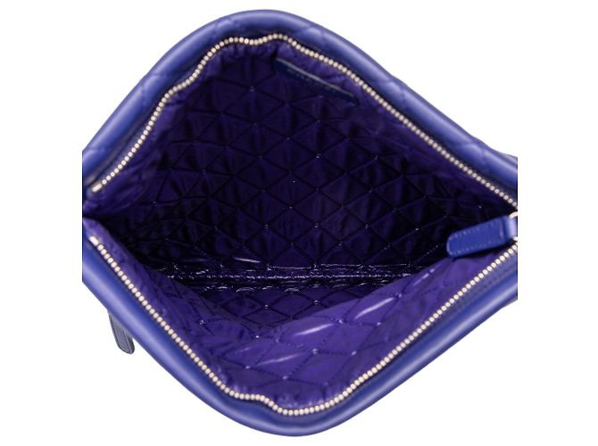 Clutch de dobra Chanel Blue CC em pele de cordeiro acolchoada - vista 4