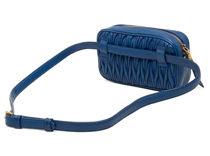 Miu Miu Gürteltasche aus blauem Matelassé-Nappaleder - Ansicht 2
