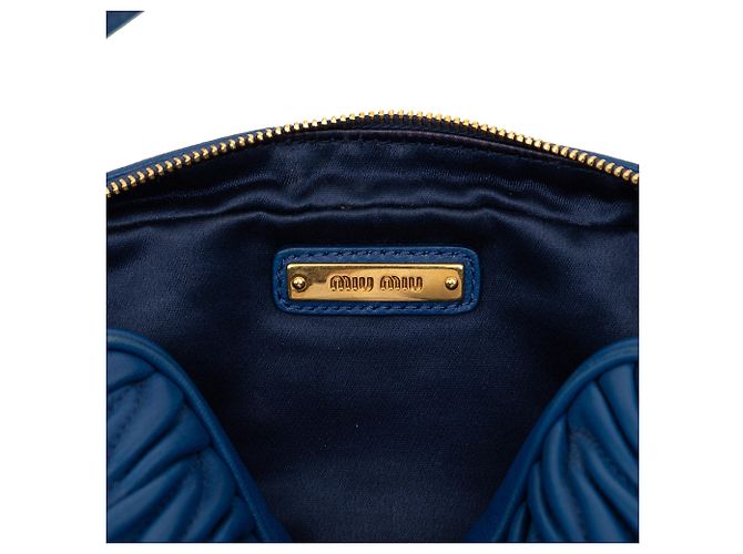Miu Miu Gürteltasche aus blauem Matelassé-Nappaleder - Ansicht 5