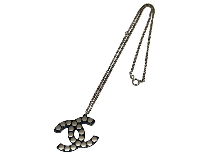 Collana con pendente in resina e ottone borchiato CC argento Chanel - vista 2