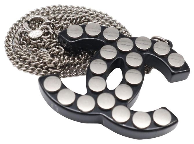 Collana con pendente in resina e ottone borchiato CC argento Chanel - vista 3