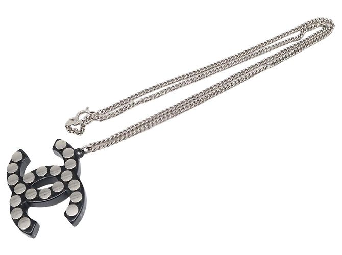 Collana con pendente in resina e ottone borchiato CC argento Chanel - vista 5