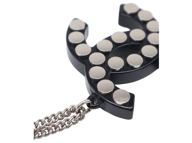 Collana con pendente in resina e ottone borchiato CC argento Chanel - vista 8