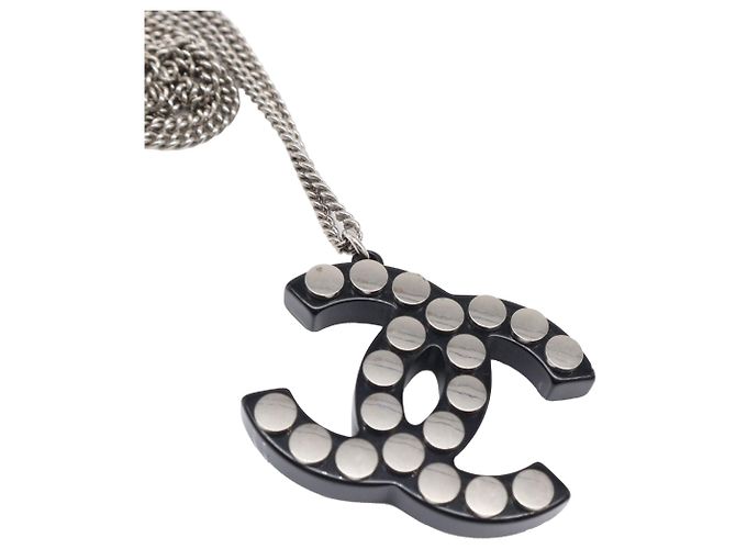 Collana con pendente in resina e ottone borchiato CC argento Chanel - vista 9