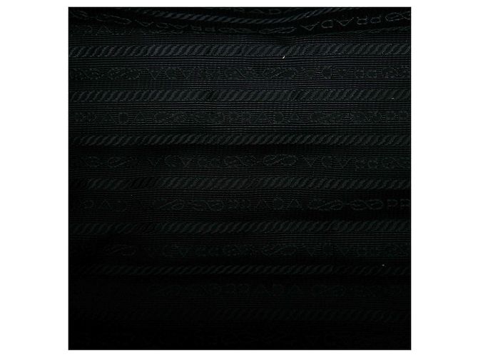Bolso de hombro Prada Medium de piel de becerro brillante negro - vista 4