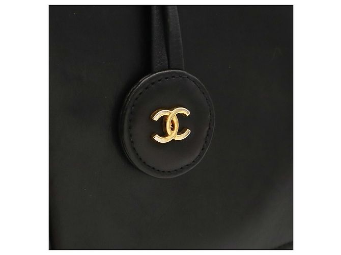 Bolsa de Ombro Matelassé com Corrente e Borla CHANEL, Preta - vista 6