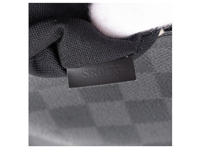 Bolso de hombro Louis Vuitton Damier Graphite Mick PM - vista 6
