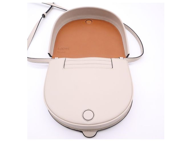 Bolsa de Ombro Small Heel Pouch em pele de vitelo Loewe, cor Light Beige - vista 10