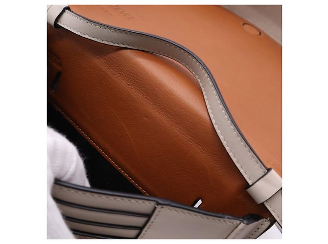 Bolsa de Ombro Small Heel Pouch em pele de vitelo Loewe, cor Light Beige - vista 14