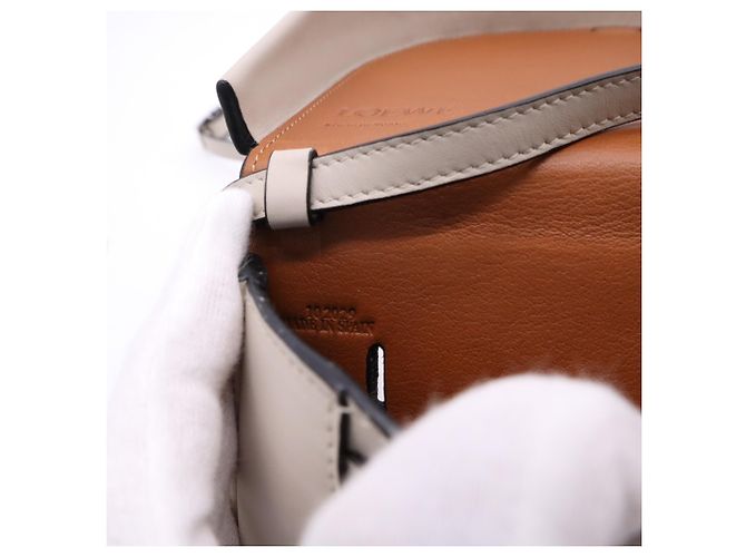 Bolsa de Ombro Small Heel Pouch em pele de vitelo Loewe, cor Light Beige - vista 15