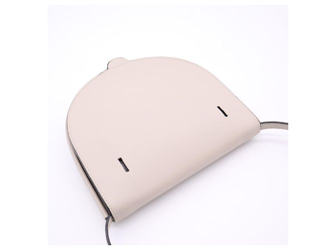 Bolsa de Ombro Small Heel Pouch em pele de vitelo Loewe, cor Light Beige - vista 2