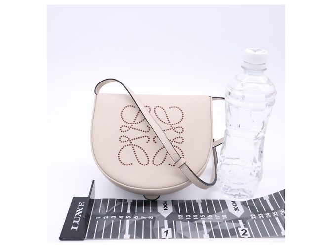 Bolsa de Ombro Small Heel Pouch em pele de vitelo Loewe, cor Light Beige - vista 3