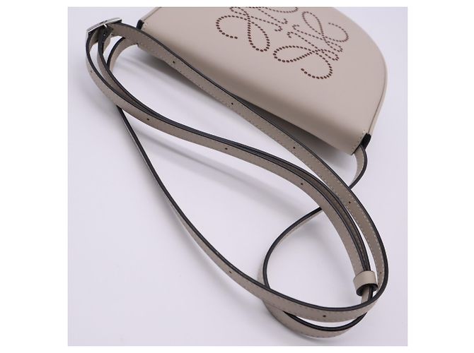 Bolsa de Ombro Small Heel Pouch em pele de vitelo Loewe, cor Light Beige - vista 5