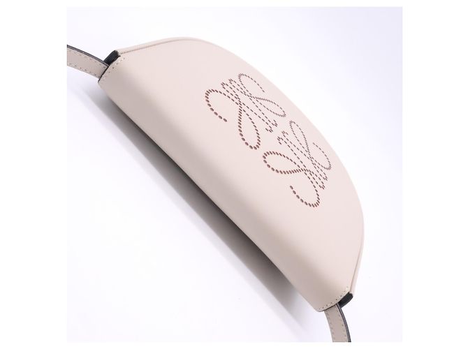 Bolsa de Ombro Small Heel Pouch em pele de vitelo Loewe, cor Light Beige - vista 6