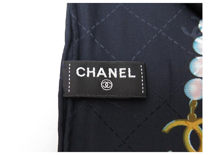 NUEVO PAÑUELO CHANEL DE TWILL DE SEDA AZUL MARINO CUADRADO 90 COLLAR DE PERLAS LOGO CC - vista 9