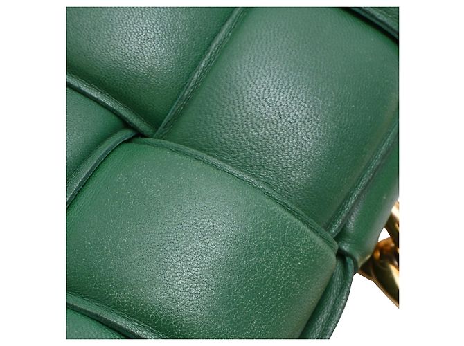 Bolsa Cassette acolchoada com corrente Bottega Veneta em couro verde - vista 9