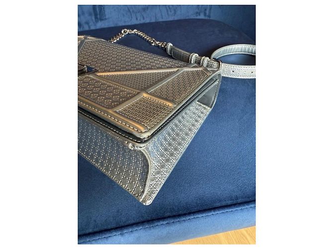 Dior Diorever Handtasche aus silbernem Leder - Ansicht 10