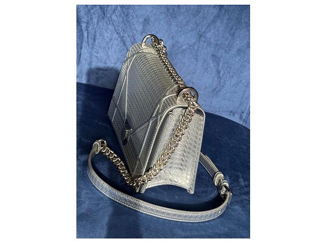 Dior Diorever Handtasche aus silbernem Leder - Ansicht 3