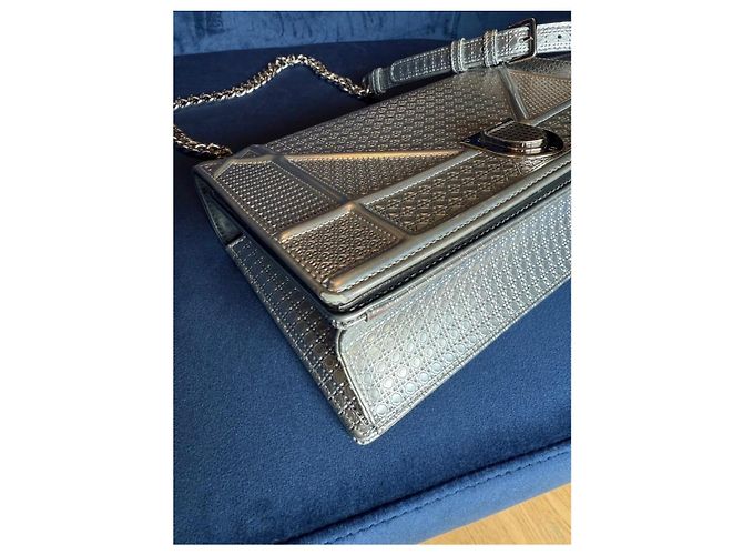 Dior Diorever Handtasche aus silbernem Leder - Ansicht 9