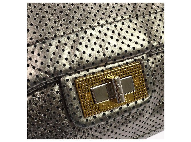 Chanel Drill Flap Perforated Leather Medium - vista 5