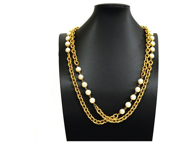 Collier Chanel plaqué or avec fausses perles - vue 6