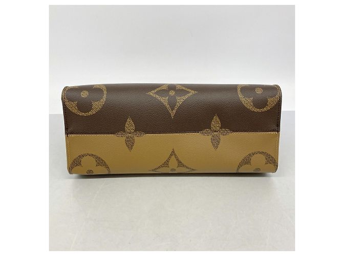 Bolso Tote Louis Vuitton Monogram Giant Reverse OnTheGo PM - vista 3