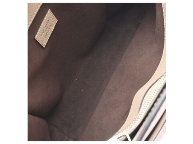 Louis Vuitton Mahina Monogram Leather Medium - vista 3