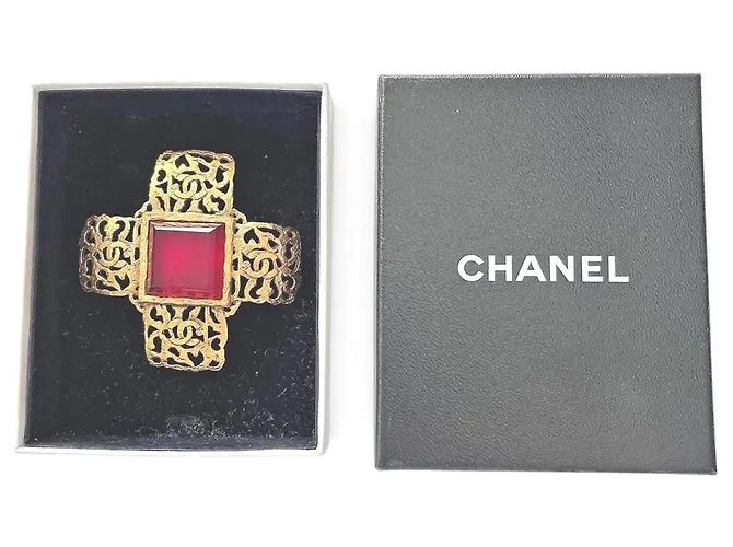 Spilla Croce Chanel Gripoix in Vetro Rosso e Ottone - vista 2