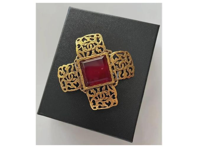 Spilla Croce Chanel Gripoix in Vetro Rosso e Ottone - vista 3