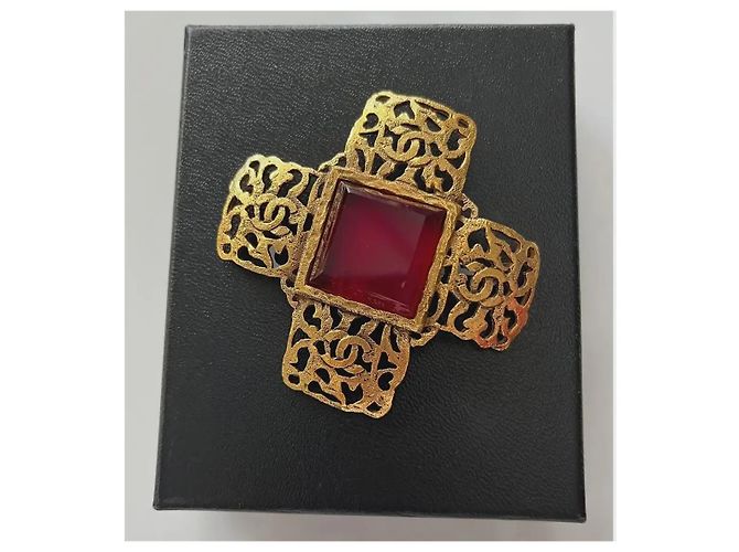 Spilla Croce Chanel Gripoix in Vetro Rosso e Ottone - vista 4