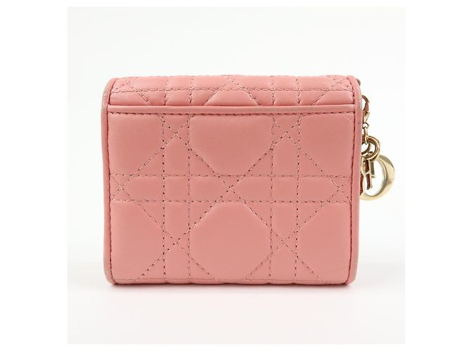 Christian Dior Lady Dior Cartera Compacta Trifold de Charol con Relieve Cannage - vista 2