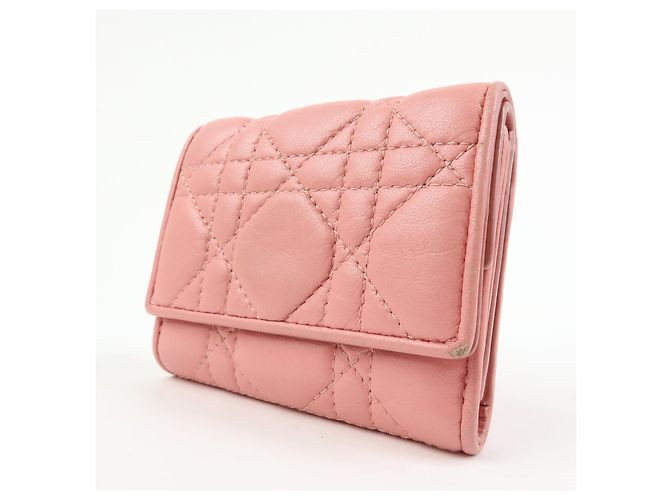 Christian Dior Lady Dior Cartera Compacta Trifold de Charol con Relieve Cannage - vista 3
