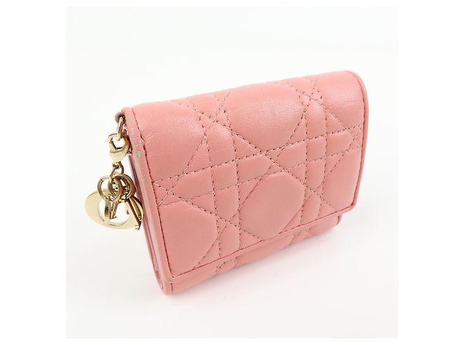 Christian Dior Lady Dior Cartera Compacta Trifold de Charol con Relieve Cannage - vista 4