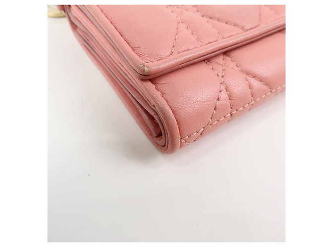 Christian Dior Lady Dior Cartera Compacta Trifold de Charol con Relieve Cannage - vista 6