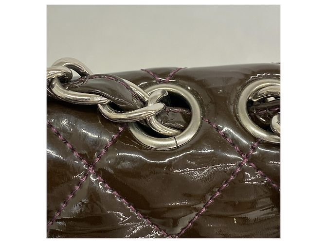 Chanel Schultertasche aus violettem Lackleder - Ansicht 10