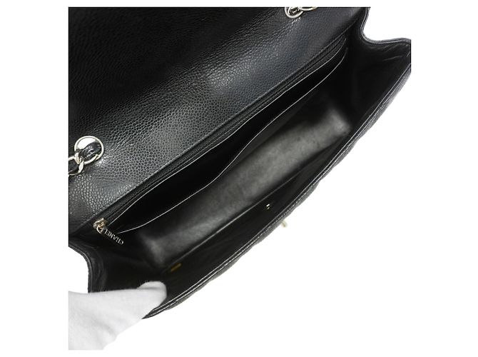 Bolsa de ombro Chanel em couro de bezerro grão preto - vista 3