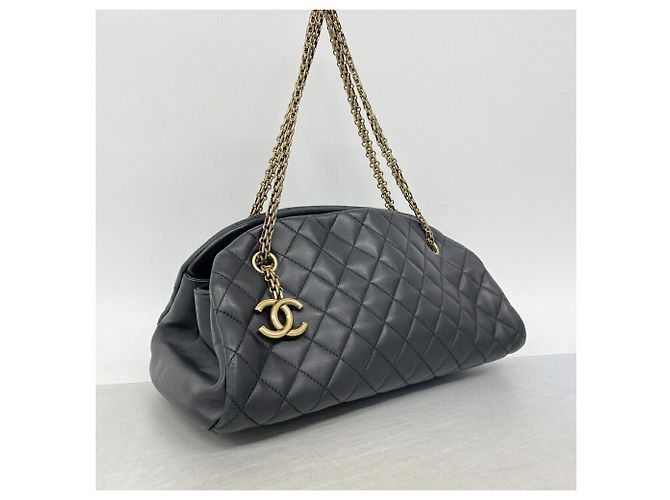 Bolsa de Ombro com Corrente Chanel Matelassé - vista 2