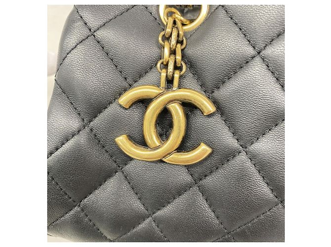 Bolsa de Ombro com Corrente Chanel Matelassé - vista 7