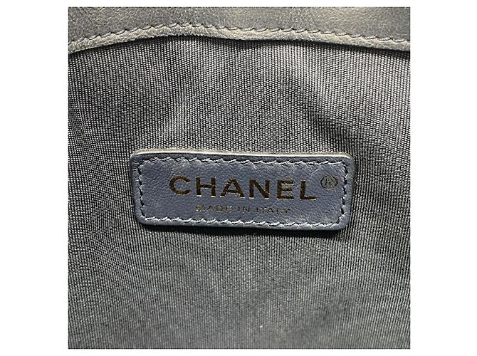 Borsa a tracolla Chanel in pelle blu navy - vista 5