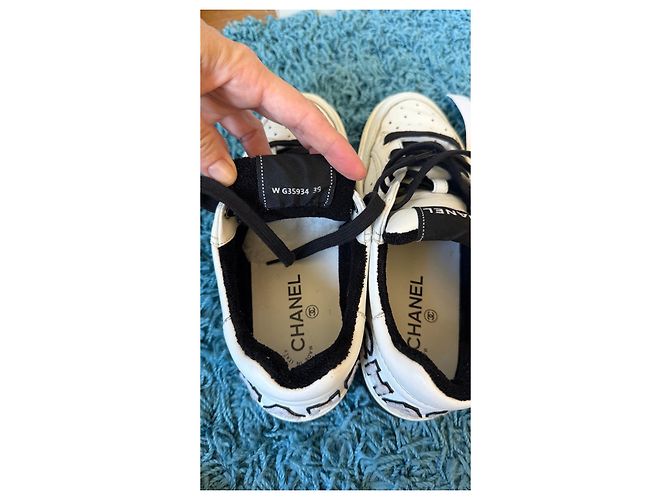 Sneakers Chanel in pelle bianca e nera - vista 2