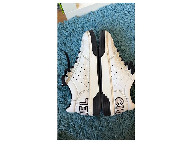 Sneakers Chanel in pelle bianca e nera - vista 3