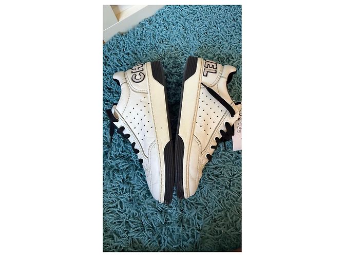 Sneakers Chanel in pelle bianca e nera - vista 4