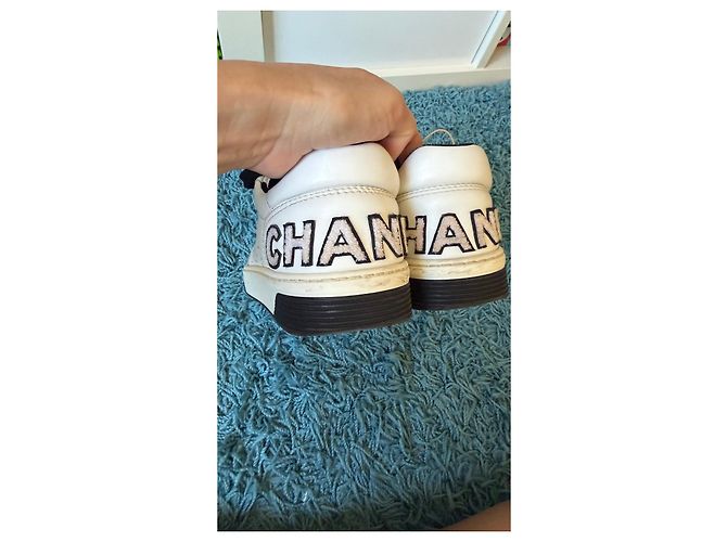 Sneakers Chanel in pelle bianca e nera - vista 5