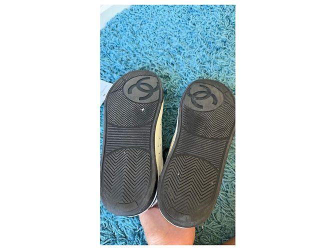 Sneakers Chanel in pelle bianca e nera - vista 6